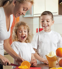 Mamma snijdt sinaasappel voor kinderen